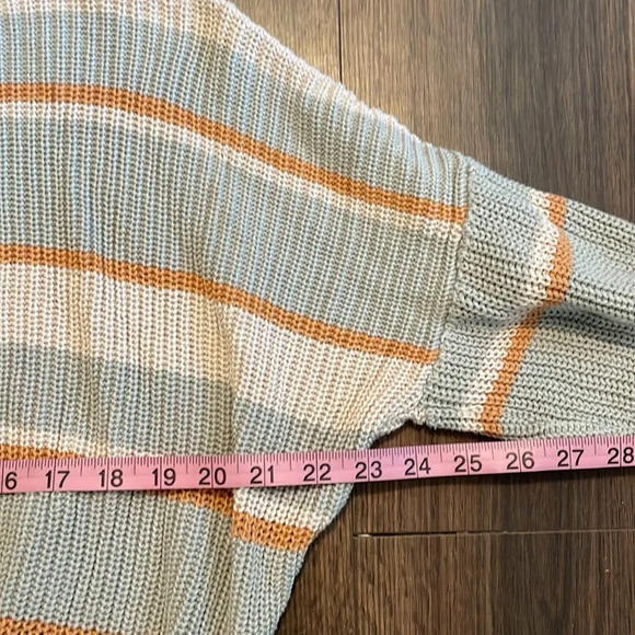 Gilli | Strip Crop Sweater - Picture 4 of 5